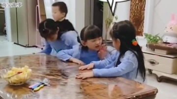 萌娃：儿子吃独食被女儿发现后，他的反应真像个小渣男