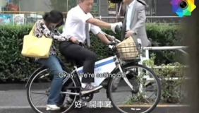 乘客打车以为等的是出租车 结果来了自行车