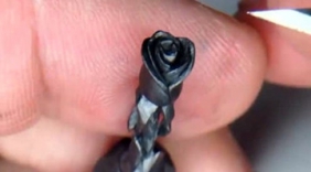 牛人在铅笔上雕刻出一朵玫瑰花，厉害了！