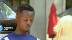 抢钱的警察，太好笑了