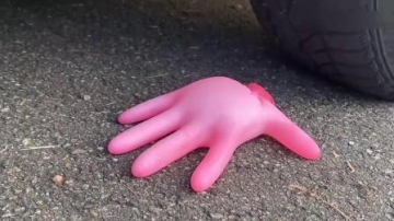 减压实验：牛人驾驶小汽车碾压全麦面包巧克力，实在是太减压了，挺过瘾的！