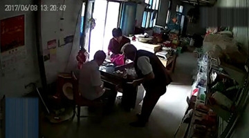 老外在小超市偷老人钱 全程被监控拍下