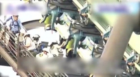 过山车故障半空煞停 60多名乘客面朝下倒挂2小时