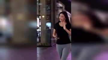 街拍：三里屯很火的小姐姐，很自然很漂亮！