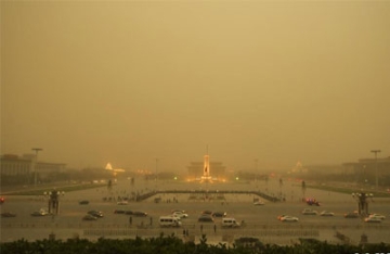 【拍客】实拍北京遭遇沙尘暴袭击 黄沙完全覆盖