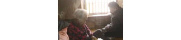 【拍客】八旬老母亲不离不弃照顾瘫傻儿58年