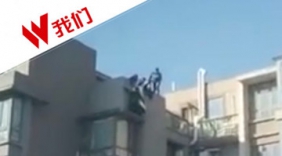女子怀身孕站楼顶想轻生，邻居一把拉住挂墙外