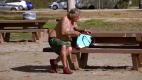 故意丢掉手提包路人打开后惨了，被喷一脸粉哈哈！