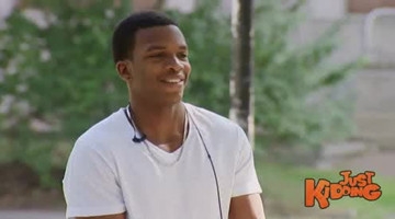 街头恶搞：路人难以驾驭的“带腿木箱”