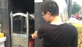 网曝湖北一小区伸缩门漏电 男子被电击身亡