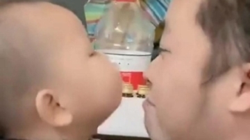 萌娃：儿子想亲爸爸一口，却被爸爸嫌弃
