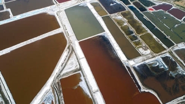 绝美！山西运城多彩盐湖 色彩斑斓犹如调色盘