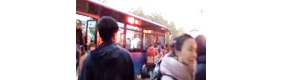 【拍客】中国式“挤公交”乘客挤到马路中间