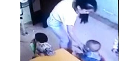 【拍客】网曝开封幼师长期虐待两岁大儿童拳打脚踢!.