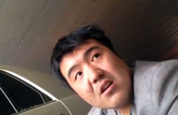 【拍客】嚣张男碰瓷看车要价 “要是奥迪就要1万”