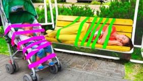 哥哥恶搞睡着的弟弟和妈妈