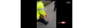 【拍客】四岁小孩误闯高速路上  高速交警相助除险情