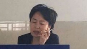 网曝女教师上课抽烟 左手拿烟卷神情自然