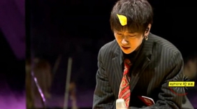 悲伤小王子《因为一个人》，跪地唱完一首歌