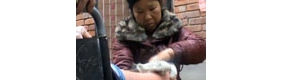 【拍客】妻子照顾瘫痪丈夫18年 不离不弃让人敬佩
