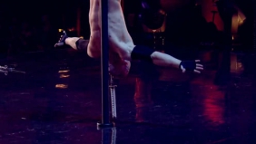 牛人表演看家绝活，下一幕连评委都不敢直视，网友：切勿模仿啊！