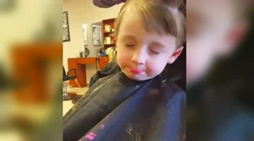 小孩子第一次剪头发的场景太萌太可爱了