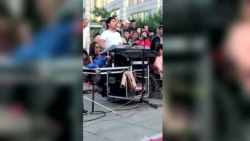 街头偶遇牛人，大妈都不相信了