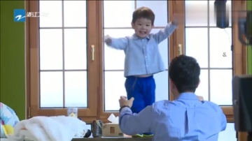 嗯哼真是人小鬼大！爬上桌子逗着杜江玩，萌娃真是可爱！