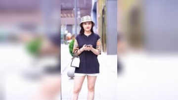 街拍北京三里屯美女很时尚