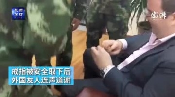 老外戒指卡手求助中国消防 事后大赞：Good