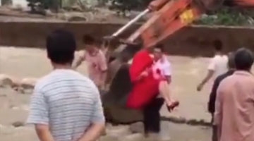 邯郸新人用挖掘机举办洪水中的婚礼