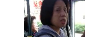 【拍客】74路公車上中年婦女動手亂打人！請譴責暴力！