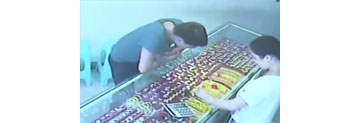 【拍客】男子金店淡定抢走手饰 监控记录作案全程