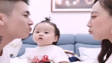 萌娃：爸爸妈妈秀恩爱，女儿的反应真招笑