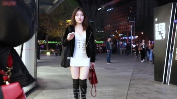 三里屯街拍，美女长靴短裙的春季搭配，给人眼前一亮的感觉