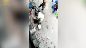 新人接亲抢红包，亲友被挤摔下楼