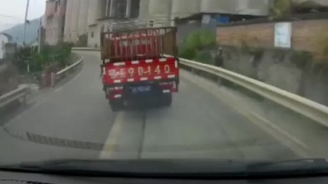 监控实拍：好豪横的货车，这种路都敢超车！