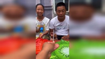 童年趣事：萌娃和爸爸比赛吹气球