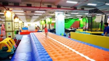 萌娃小可爱在儿童乐园里玩的可开心了！萌娃：宝宝最喜欢玩滑梯啦！这里真有趣！