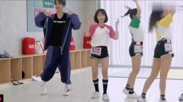 王一博教女孩子跳舞，女生撒娇他就没法拒绝，网友：哪里是直男了