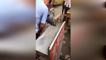 男子用灭火器大战民警，经查患有精神病