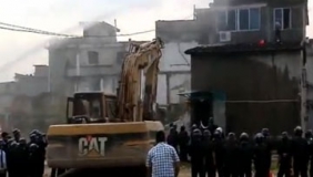 【拍客】实拍惊险一幕!暴力强拆用高压水龙冲房顶上七旬老人