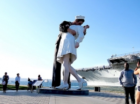 海外旅游: 美国圣地亚哥 军港 雕塑世纪之吻