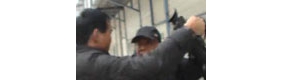 【拍客】工地突发跳楼事件保安推记者抢摄像机