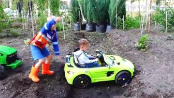 萌娃小可爱可真是倒霉呀！小家伙的玩具汽车掉进了泥坑里，萌娃：哥哥，快来帮帮我呀！