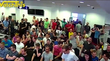 老板开会忽然转身跳楼 员工们遭受恶搞险崩溃