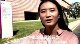 清华老校门惨遭刻字“皇上我来了”痕迹清晰