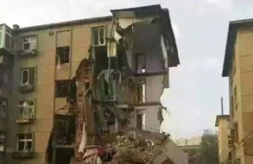 【拍客】葫芦岛居民楼发生爆炸 半扇楼体崩塌