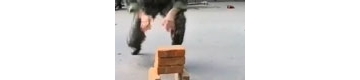 国外特种部队表演劈砖！！手好疼！！
