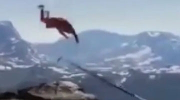 玩命!男子悬崖边吊单杠 单杠断裂男子瞬间坠谷